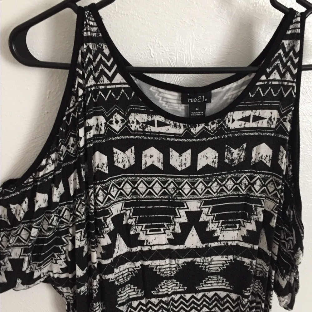 🦋 Rue21 Black & White Tribal Cold Shoulder Shirt